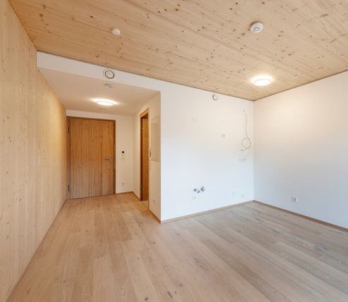 Vue de l’intérieur avec plafond BBS lamellé croisé en qualité habitat © Foto Gretter / Unterberger Immobilien