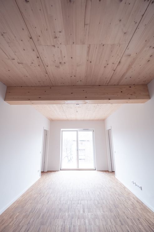 Wohnraum mit Decken aus binderholz Brettsperrholz BBS und Balken aus Brettschichtholz @ binderholz