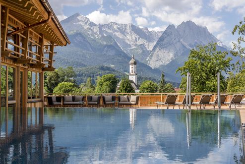 Rooftop-Pool mit Aussicht auf die Alpen