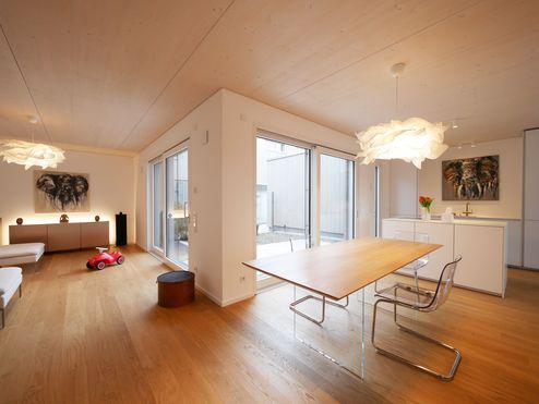 Wohnraum mit Decken aus binderholz Brettsperrholz BBS © dressler mayerhofer roessler architekten und stadtplaner
