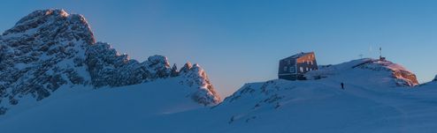 Seethalerhütte im Winter mit Blick auf den Hohen Dachstein © Richard Goldeband