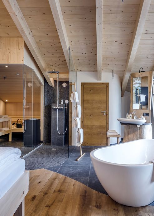 Hotelzimmer komplett aus Massivholz gebaut