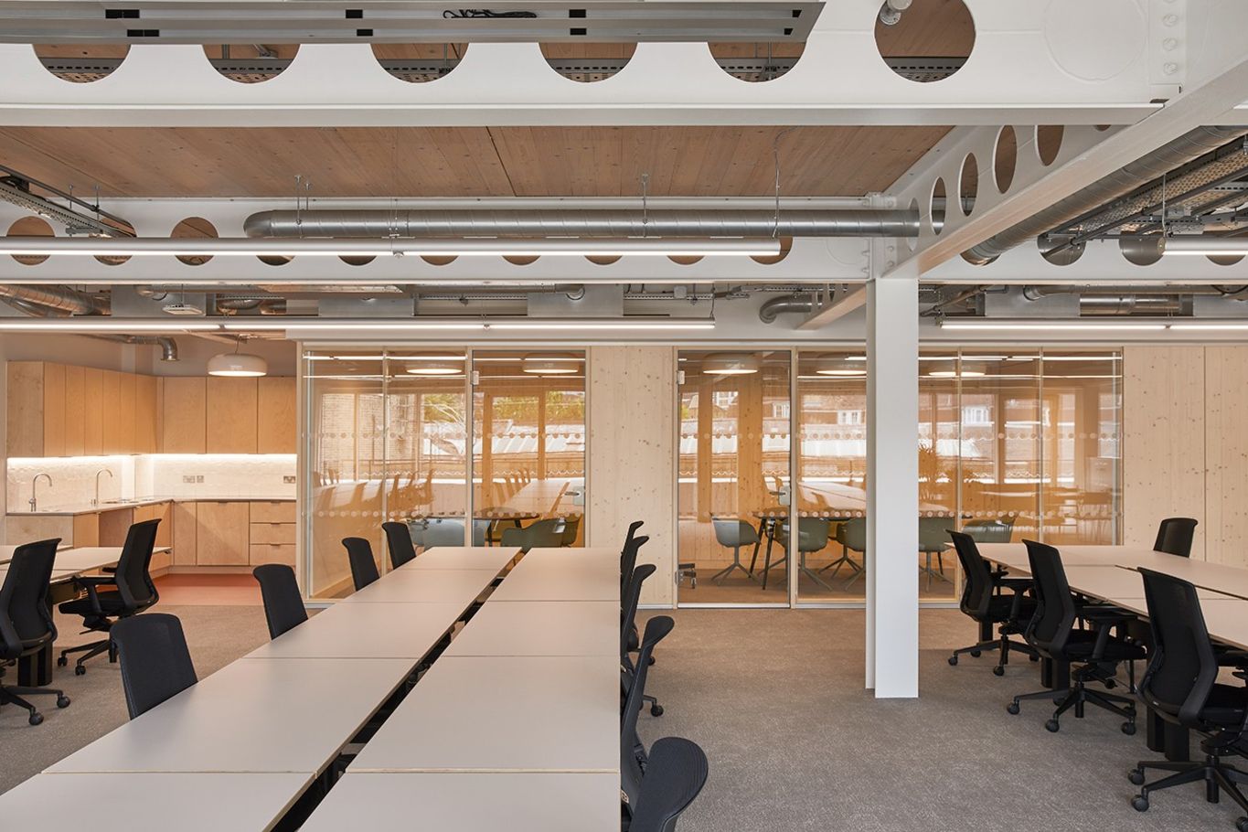 Arbeitsplätze mit Blick auf den Besprechungsraum © Waugh Thistleton Architects
