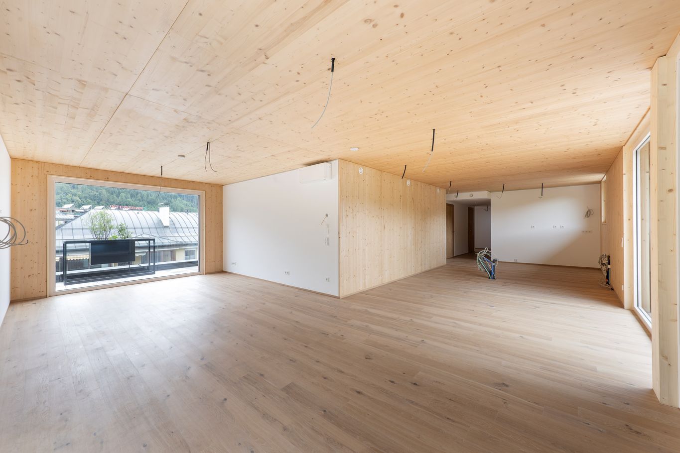 Vue de l’intérieur avec éléments BBS lamellé croisé en qualité habitat © Foto Gretter / Unterberger Immobilien