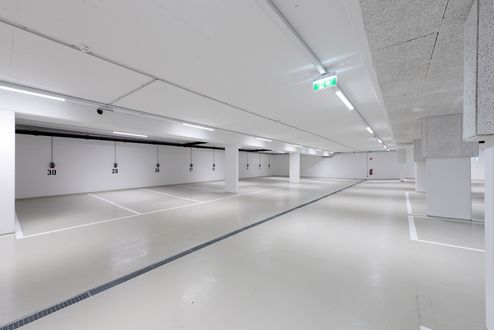 Garaje subterráneo con estaciones de carga para vehículos eléctricos © Foto Gretter / Unterberger Immobilien