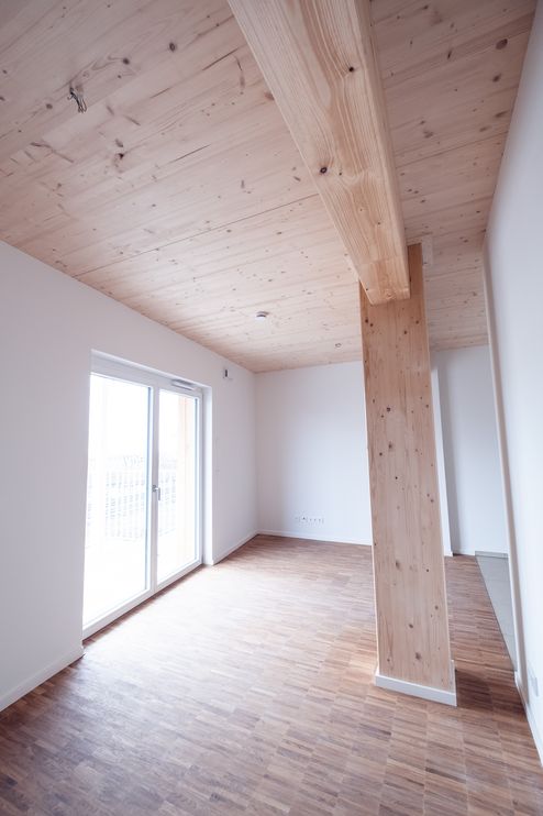 Kombination aus binderholz Brettsperrholz BBS und Brettschichtholz im Wohnraum @ binderholz