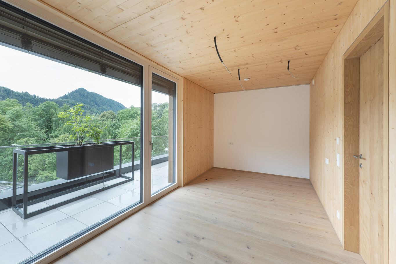 Vista interior con techo binderholz CLT BBS en calidad visual para viviendas © Foto Gretter / Unterberger Immobilien