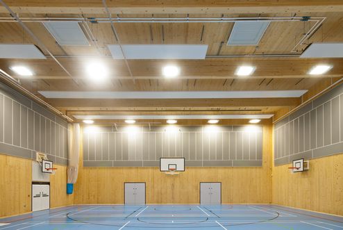 Sporthalle mit sichtbaren Massivholz Elementen