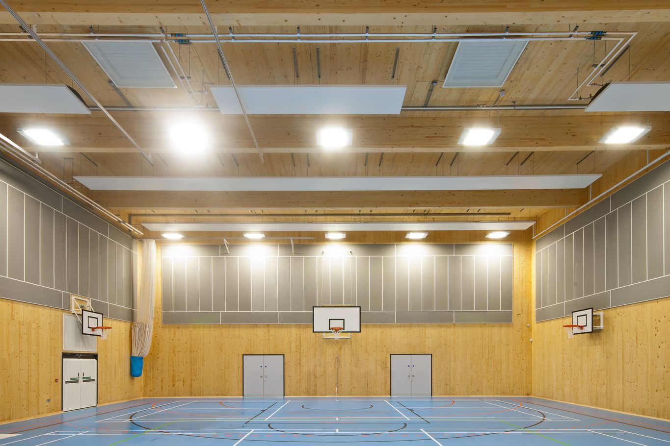 Sporthalle mit sichtbaren Massivholz Elementen