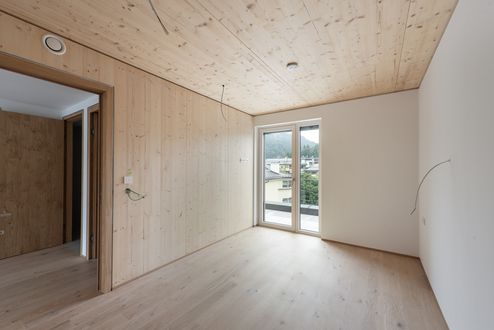 Vista interior con techo binderholz CLT BBS en calidad visual para viviendas © Foto Gretter / Unterberger Immobilien