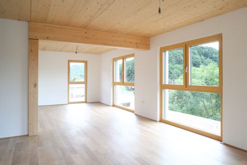 In den Wohnungen dominieren Decken aus Brettsperrholz BBS und Fenster in Holz © j-c-k Janser Castorina Katzenberger