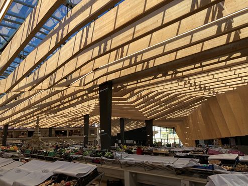 Pannelli massicci a 3 strati binderholz sulla costruzione in ferro © binderholz