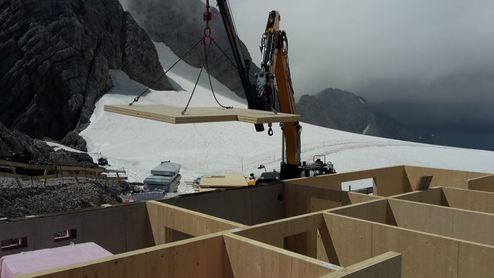CLT BBS element on the crane © Alpenverein Austria