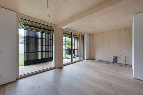 Vue de l’intérieur avec éléments BBS lamellé croisé en qualité habitat © Foto Gretter / Unterberger Immobilien