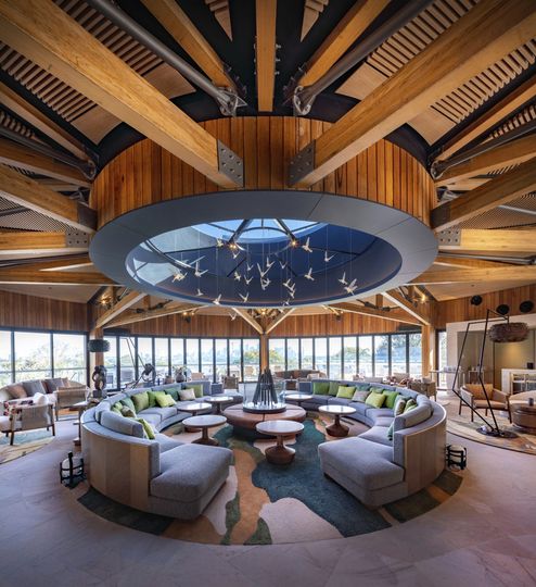 Die Zentrale Lobby für Gäste wurde mit Stahlrahmen und Holzverkleidung erbaut © cox architecture