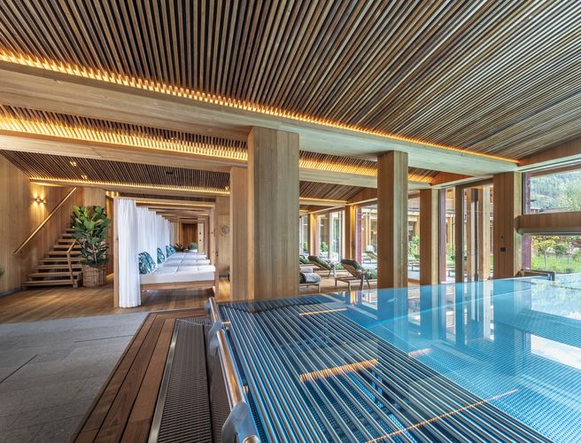 Plafond de la piscine intérieure en bois profilé © ZillerSeasons