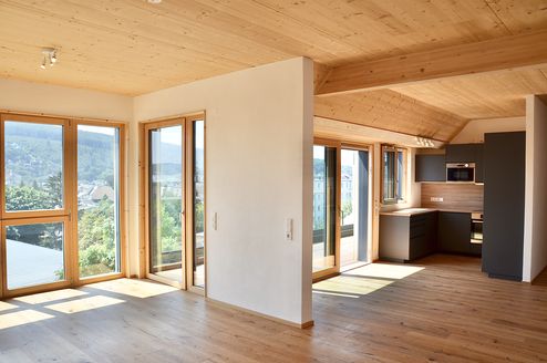 Wohnraum mit Decken aus Brettsperrholz BBS © Karl Mach Holzbau GmbH